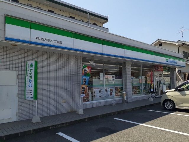 近くのコンビニまで550m（徒歩7分）