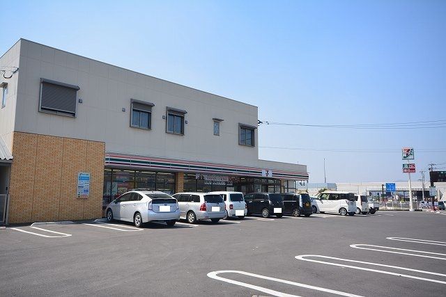 近くのセブンイレブンまで700m(徒歩9分)