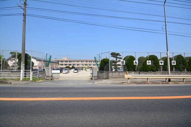 近くの延永小学校まで900m(徒歩12分)