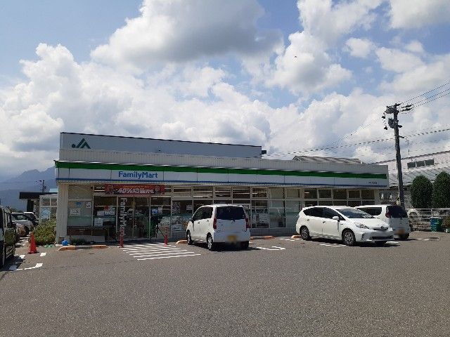 近くのファミリーマートJA大北会染店まで950m(徒歩12分)