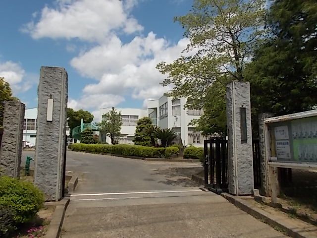 近くの栄小学校まで550m(徒歩7分)