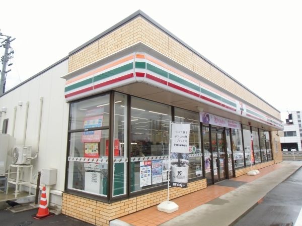 近くのセブンイレブンまで450m（徒歩6分）