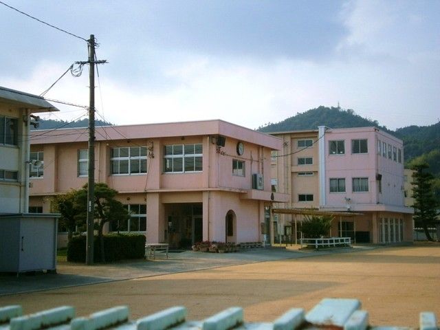 近くの金光小学校まで1,600m(徒歩20分)