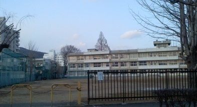 近くの福島市立福島第二中学校まで700m（徒歩9分）