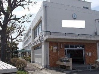 近くの泉が丘中学校まで270m(徒歩4分)