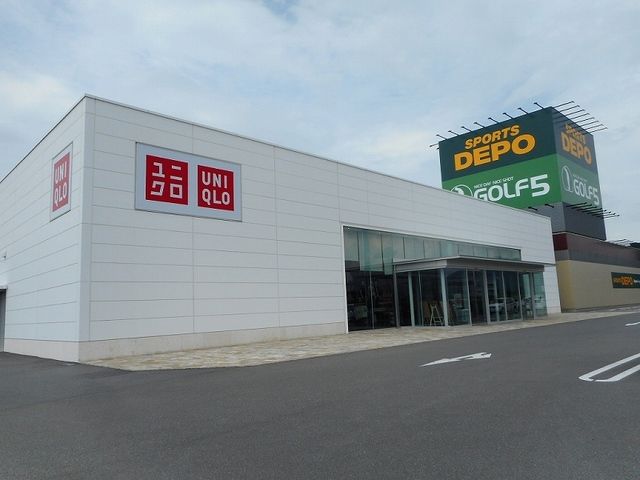 近くのユニクロ佐久北インター店まで500m（徒歩7分）