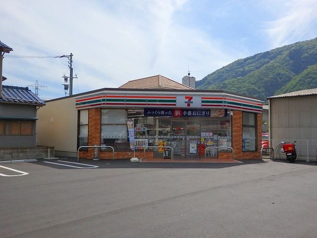 近くのコンビニまで550m（徒歩7分）