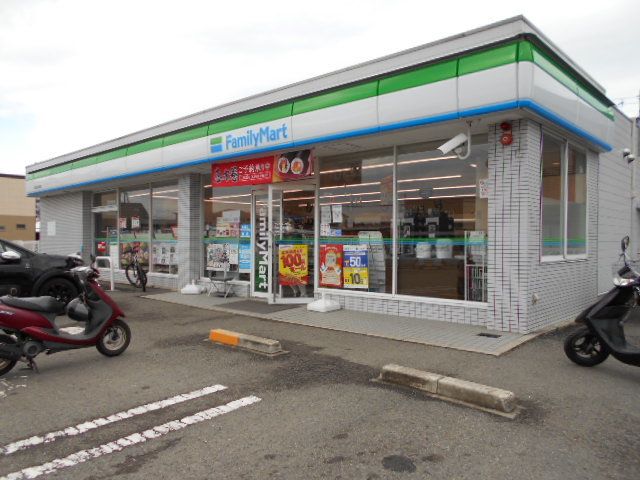 近くのファミリーマート南出島店様まで66m（徒歩1分）