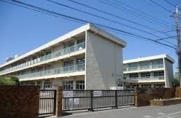 近くの相模原市立鹿島台小学校まで700m（徒歩9分）