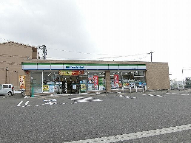 近くのファミリーマート本巣天神前店まで1,400m（徒歩18分）