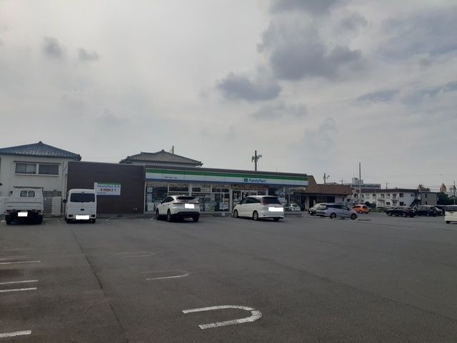 近くのファミリーマート伊今泉一丁目店まで350m（徒歩5分）