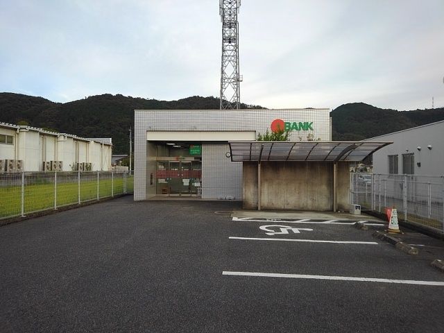 近くのトマト銀行さんまで560m(徒歩7分)