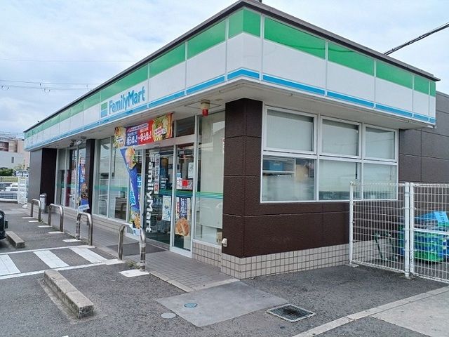 近くのファミリーマート様まで550m（徒歩7分）