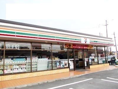 近くのセブンイレブン国分中央4丁目店まで700m（徒歩9分）