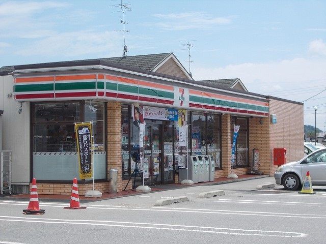 近くのコンビニまで240m（徒歩3分）