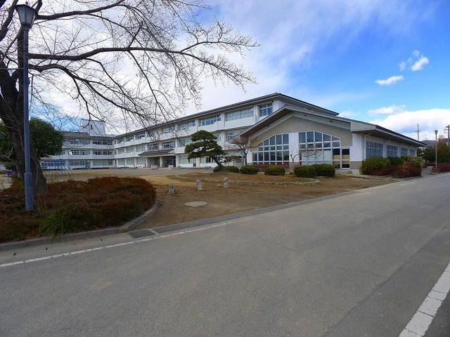 近くの館林市立美園小学校まで350m(徒歩5分)