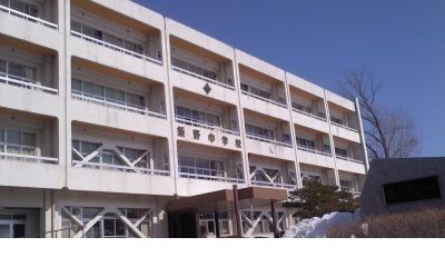 近くの飯野中学校まで900m（徒歩12分）