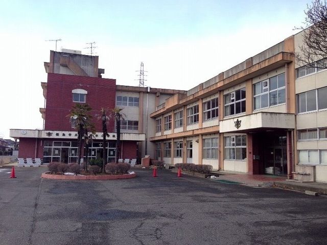 近くの福島市立清水小学校まで1,300m（徒歩17分）