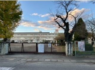 近くの南小学校まで1,000m（徒歩13分）