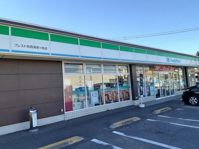 近くのファミリーマート筑西海老ケ島店まで1,100m(徒歩14分)