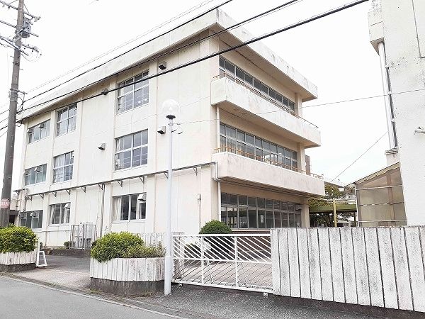 近くの亀山市関小学校まで600m（徒歩8分）