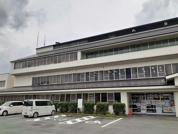 近くの亀山市　関支所まで550m（徒歩7分）