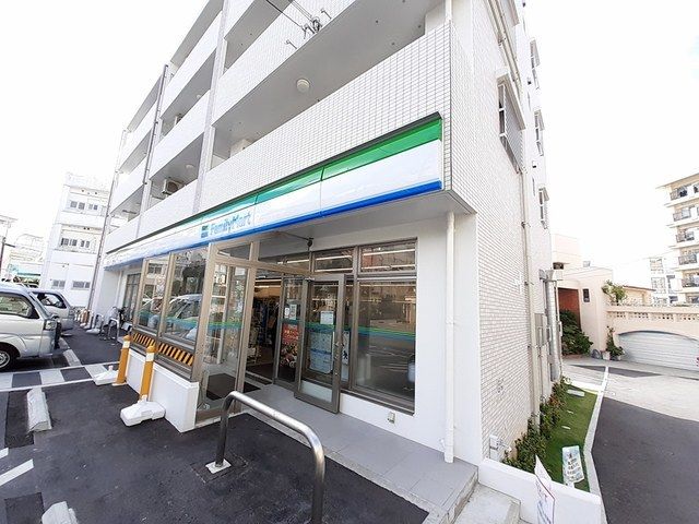 近くのファミリーマート三原中央通り店まで160m(徒歩2分)