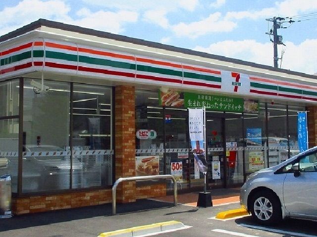 近くのコンビニまで450m（徒歩6分）