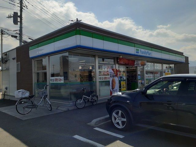 近くのファミリーマート平和通り南店まで1,500m（徒歩19分）