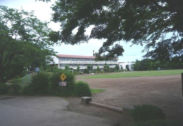 近くの交進小学校まで1,600m（徒歩20分）