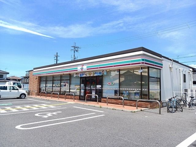 近くのセブンイレブン彦根平田店様まで530m（徒歩7分）
