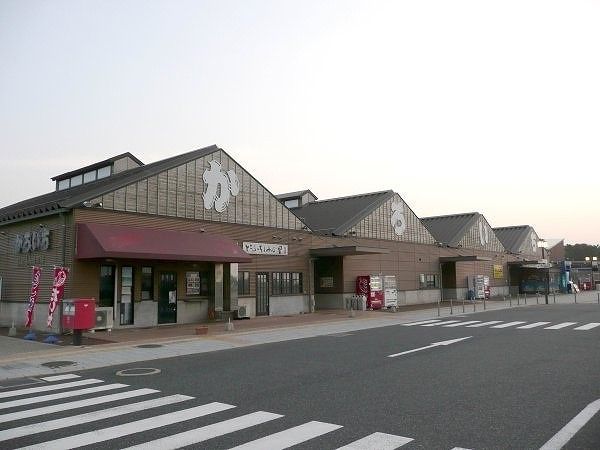 近くのかろいちまで1,600m（徒歩20分）