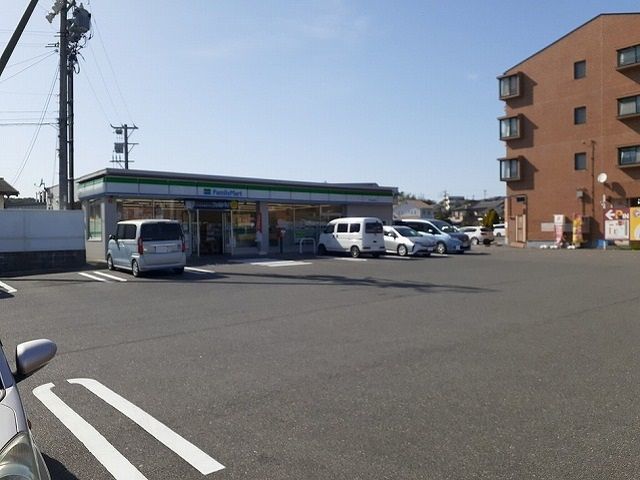 近くのファミリーマートまで875m（徒歩11分）