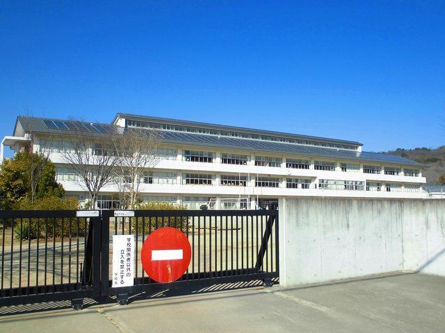 近くの毛野小学校まで1,600m（徒歩20分）