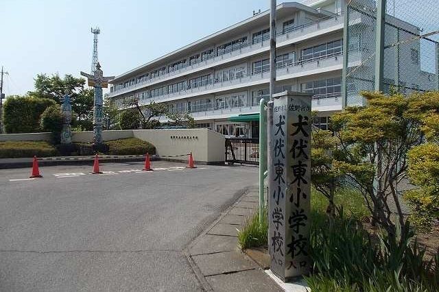近くの犬伏東小学校まで506m（徒歩7分）