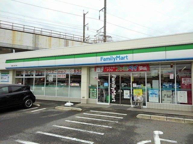 近くのファミリーマートまで500m（徒歩7分）