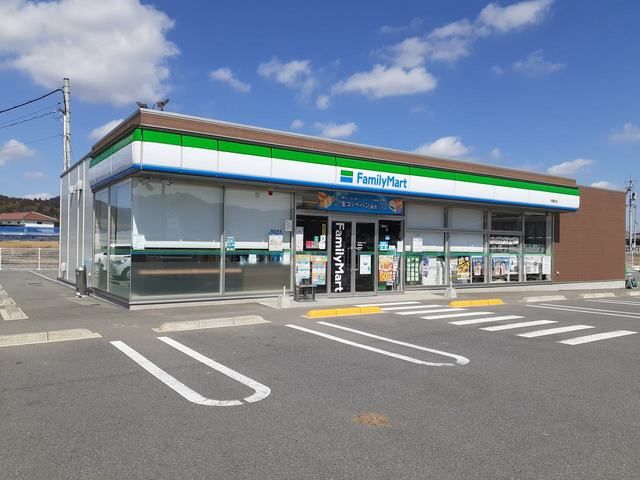 近くのファミリーマート世羅町店まで1,100m(徒歩14分)