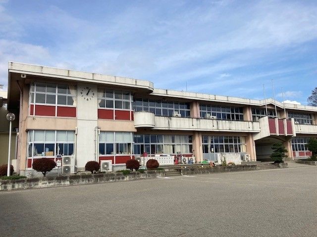 近くの芳賀東小学校まで210m（徒歩3分）