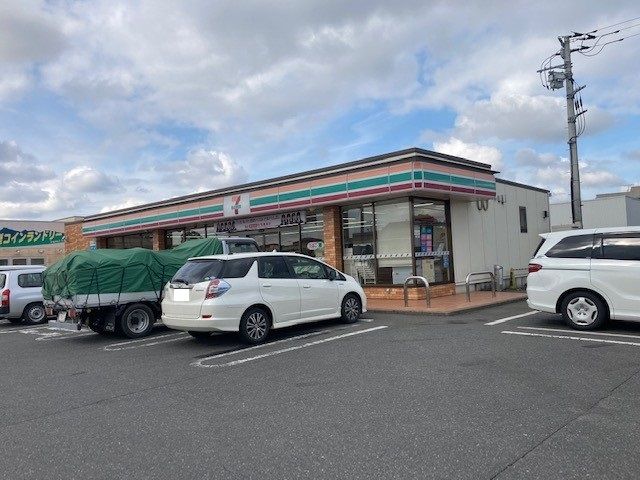 近くのセブンイレブン芳賀祖母井店まで130m（徒歩2分）