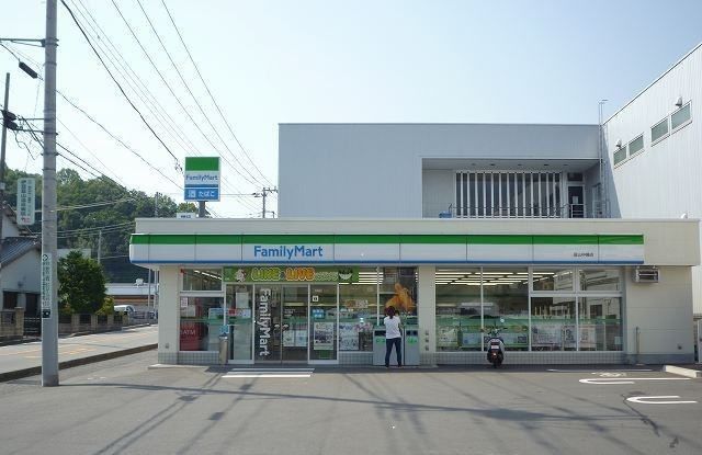 近くのファミリーマート韮山中條店まで400m（徒歩5分）
