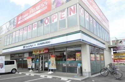 近くのファミリーマート様まで1,000m（徒歩13分）