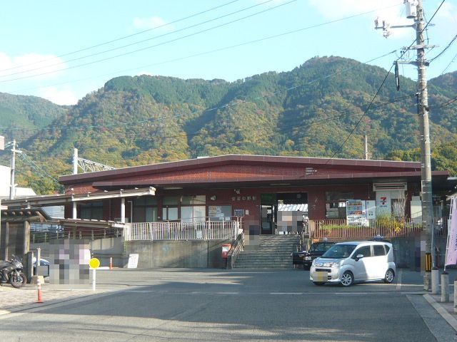 近くの駅まで1,600m（徒歩20分）