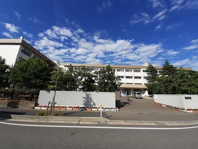 近くの新潟市立東石山中学校まで900m（徒歩12分）