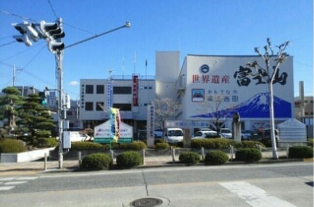 近くの富士吉田市役所まで2,500m(徒歩32分)