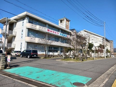 近くの豊岡市立八条小学校まで735m(徒歩10分)