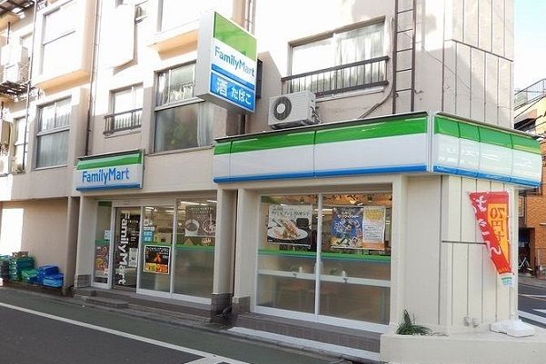 近くのファミリーマートまで100m（徒歩2分）