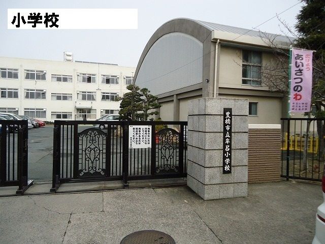 近くの牟呂小学校まで1,300m（徒歩17分）