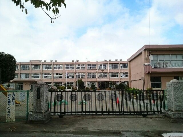 近くの藤岡市立第二小学校まで750m(徒歩10分)