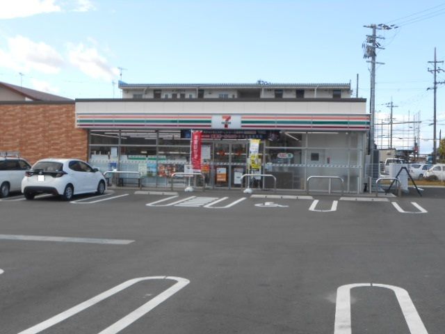 近くのセブンイレブン彦根八坂店様まで380m（徒歩5分）