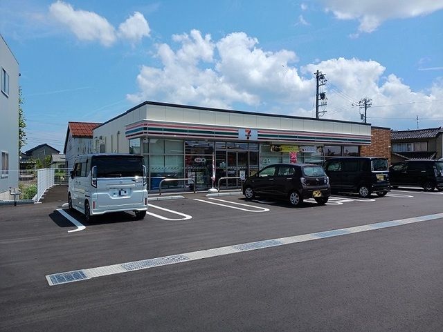近くのセブンイレブン氷見朝日丘店まで600m(徒歩8分)